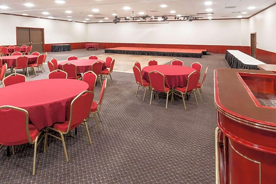 Ramada by Wyndham Medford Hotel and Conference Center - photo 24