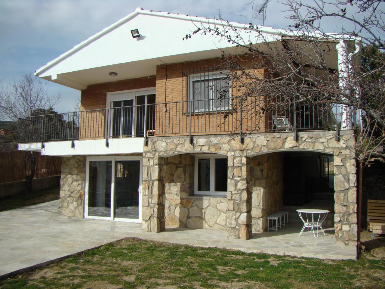 Chalet Con Piscina Y Bbq Para 10 Personas — 4-Star Luxury Hotel in El Tiemblo, Spain