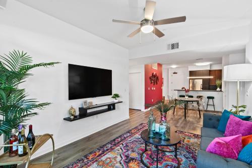 Fairfax District Chic City Oasis 2 BR Apt with Den 136 — 4-Star Luxury Hotel in Los Angeles, United States