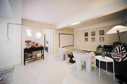 Charming Retro Retreat with Cozy Nights and Sweet Treats close to PA in Brisbane, Australia