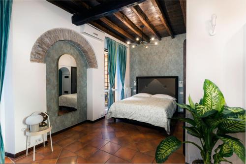 Quiet Trevi Fountain Courtyard & Patio Apartment — 4-Star Luxury Hotel in Rome, Italy