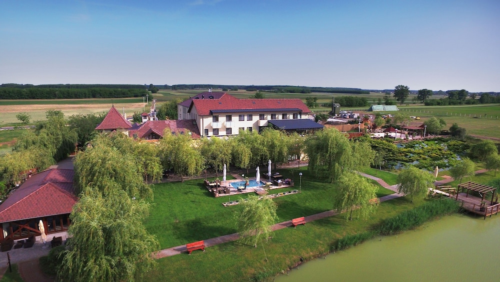 Nádas Tó Park Hotel — 4-Star Luxury Hotel in Monor, Hungary