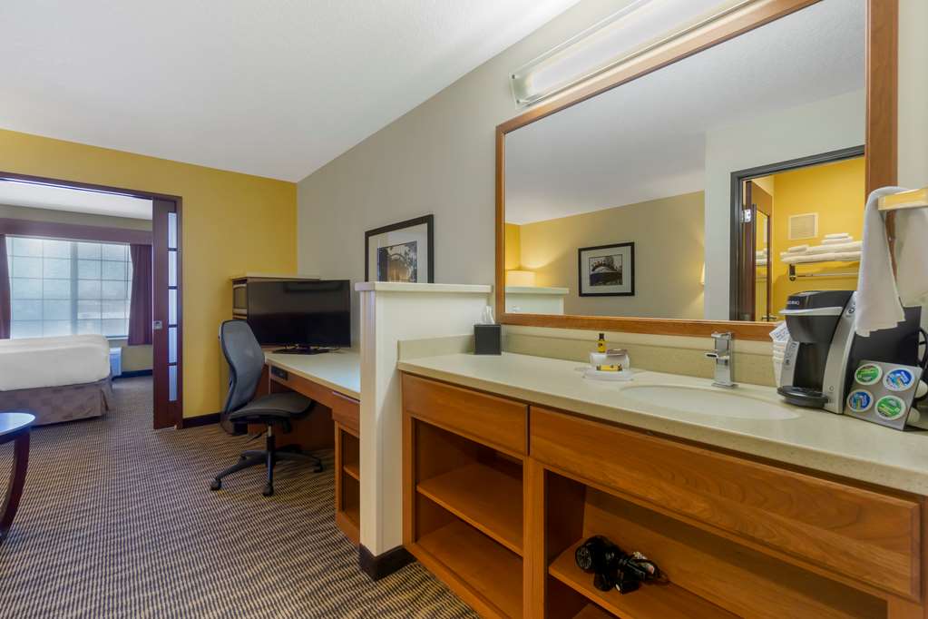 Best Western Plus Park Place Inn & Suites - photo 11