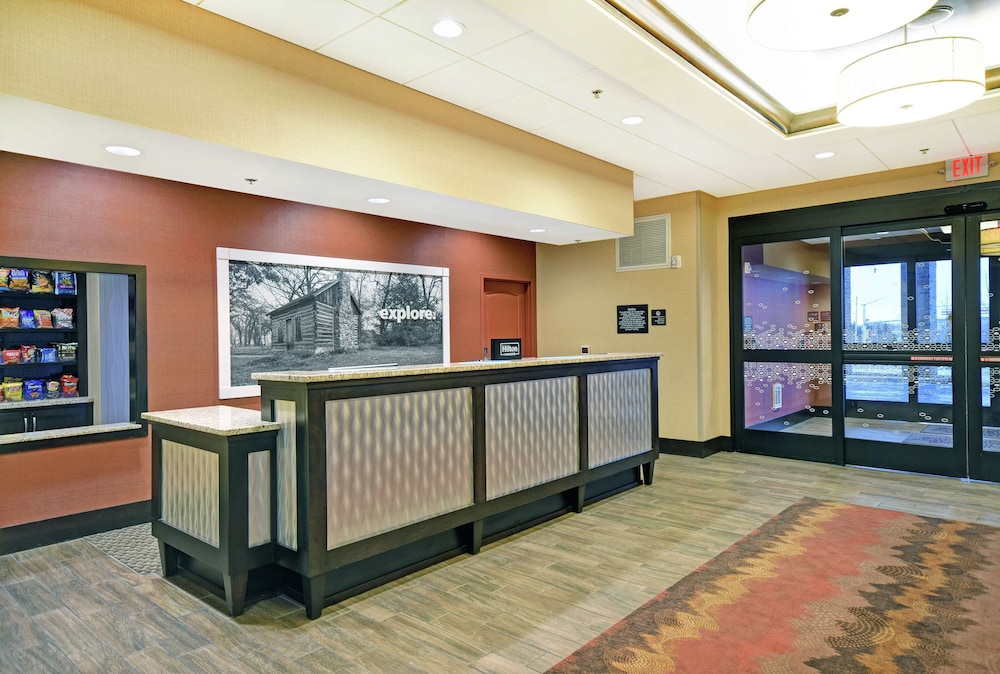 Hampton Inn & Suites Milwaukee Franklin - photo 3