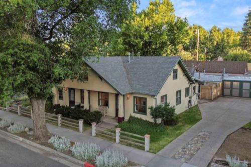 Stylish and Cozy Downtown 2 Bedroom Unit with Hot Tub — 4-Star Luxury Hotel in Flagstaff, United States