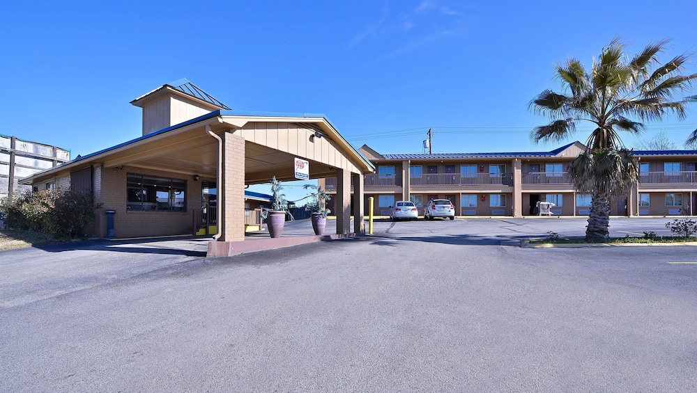 Xecutive Inn and Suites - photo 20
