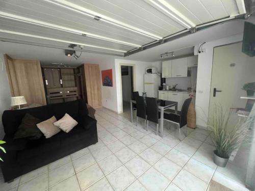 Loft Surf & Playa El Medano Con Wifi Luminoso Ideal Con Mascotas in Granadilla De Abona, Spain