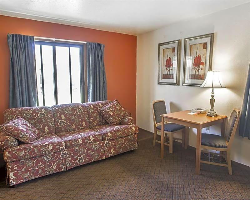 Econo Lodge Inn & Suites - photo 13