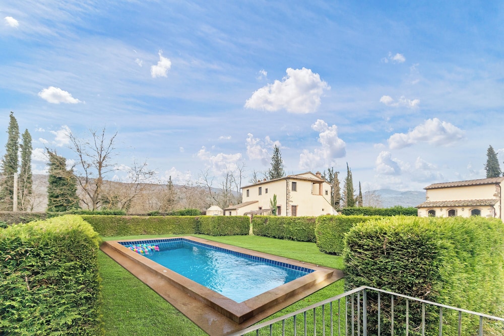 Family Tuscany Villa with private pool — 4-Star Luxury Hotel in Civitella In Val Di Chiana, Italy