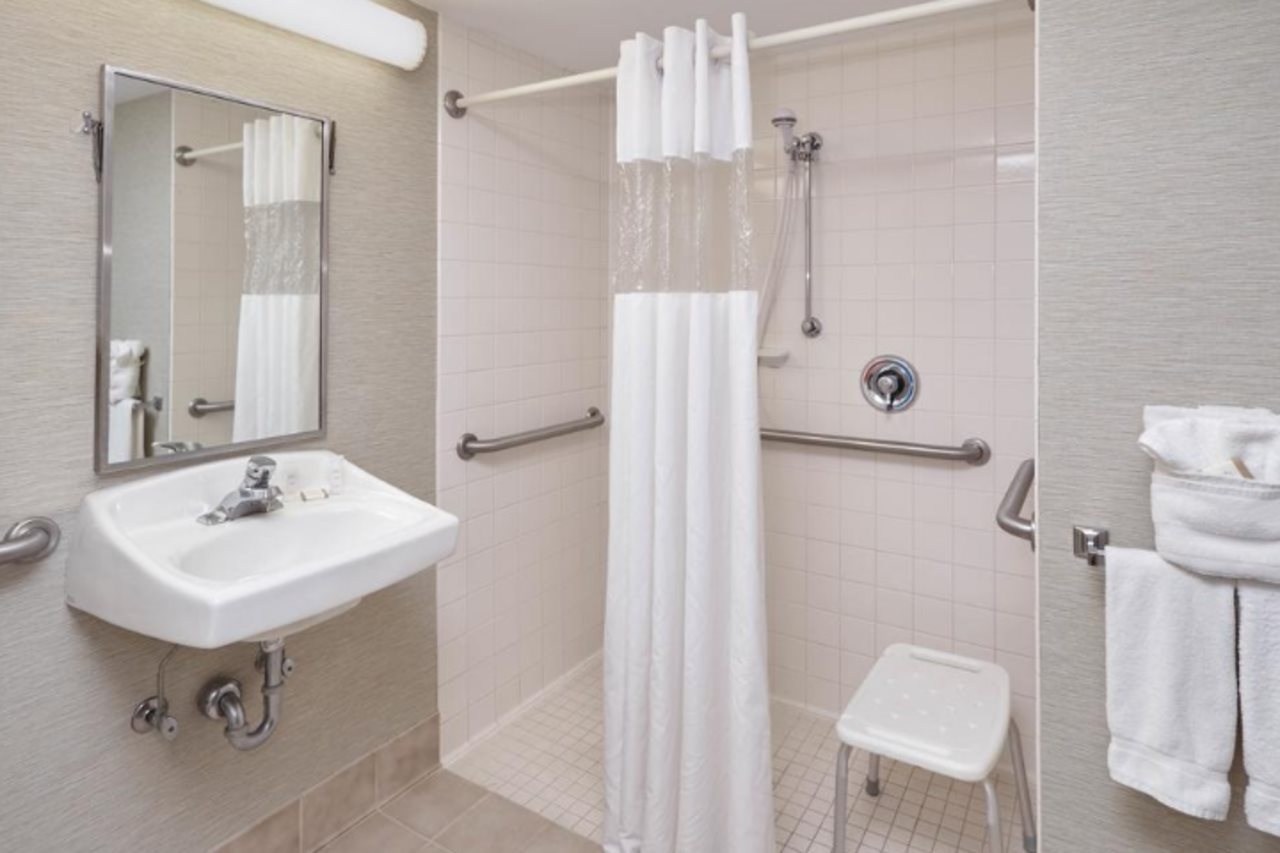 Madison Plaza Hotel - photo 11
