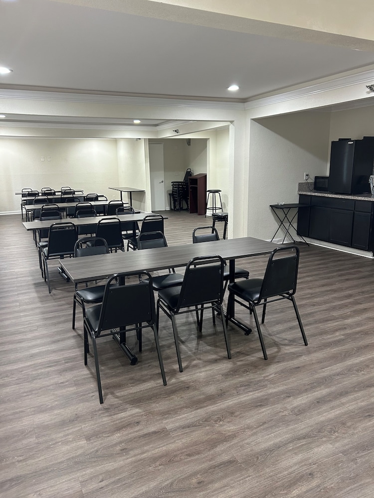 Clarion Pointe Greensboro Coliseum Area - photo 33