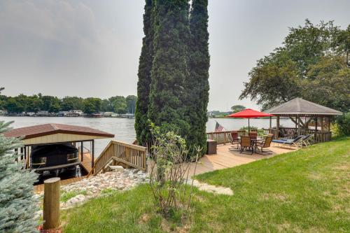 Waterfront Monticello Home with Fire Pit and Deck — 4-Star Luxury Hotel in Monticello, United States