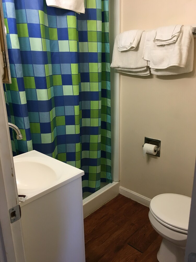 Emerald Isle Motel - photo 24