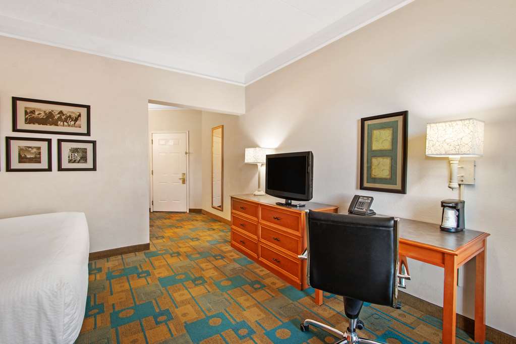 La Quinta Inn & Suites by Wyndham Albuquerque West - photo 29