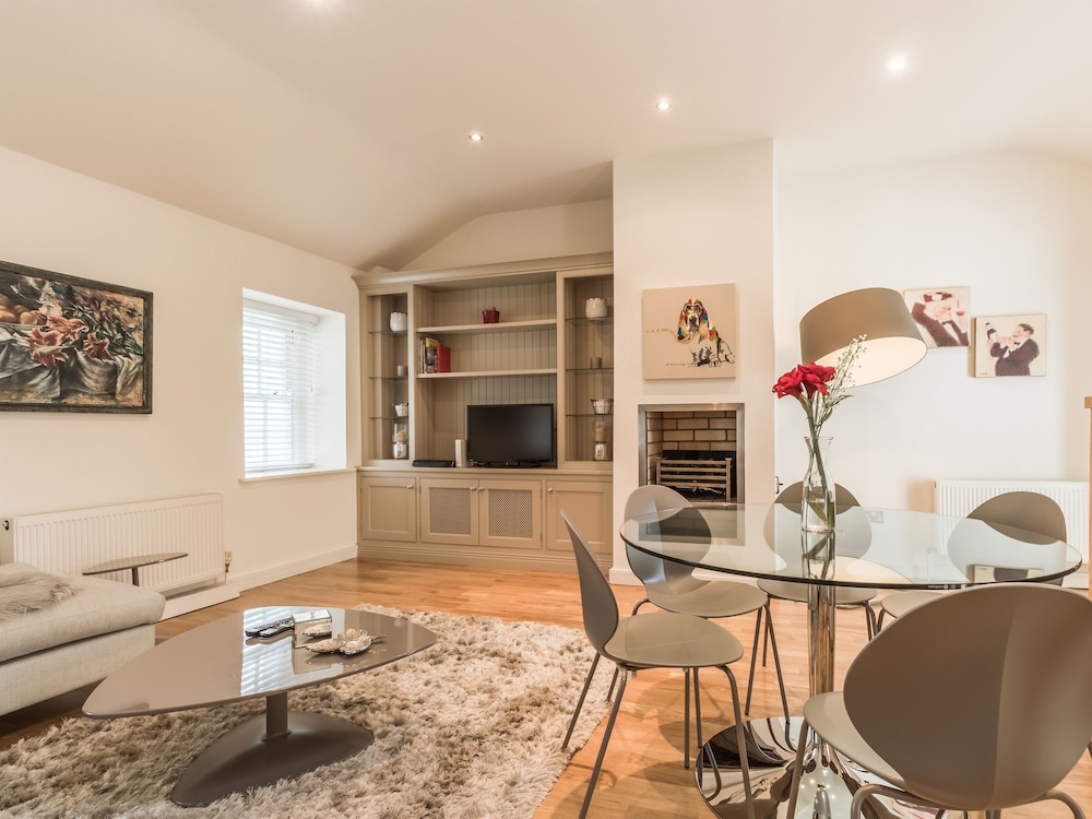 The Eamon DeVelara Suite hiphipstay — 4-Star Luxury Hotel in Dublin, Republic of Ireland