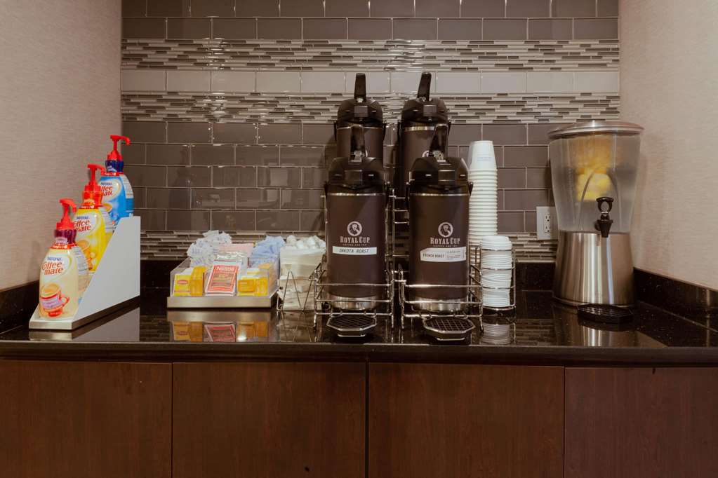 La Quinta Inn & Suites by Wyndham Detroit Utica - photo 28
