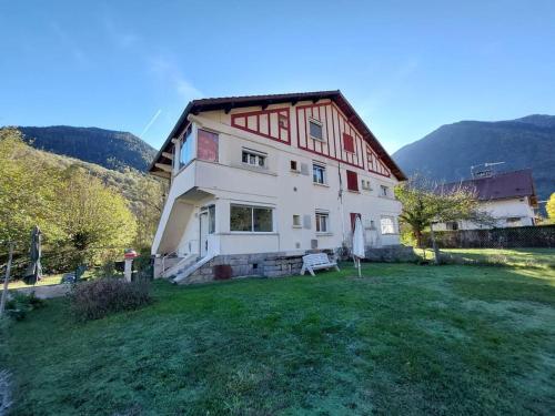 Beau Jardin Proche Randonnee Ski Calme Plain Pied — hotel in Auzat-La-Combelle