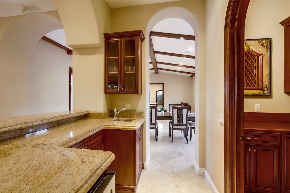 Tropical 5BR La Jolla Retreat by NamaStay - photo 24