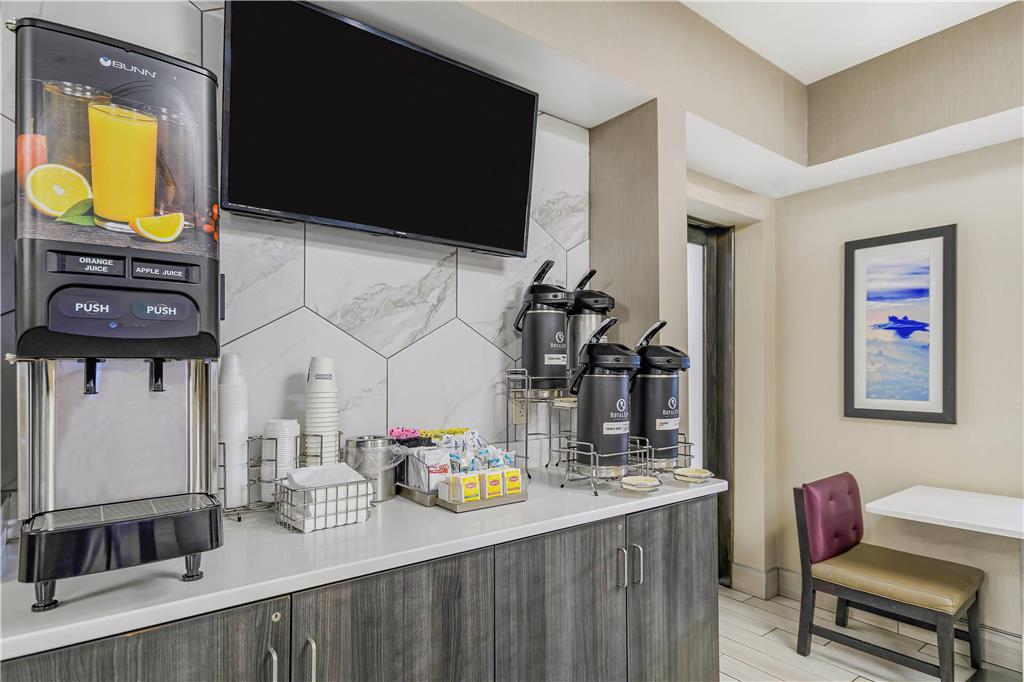 La Quinta Inn & Suites by Wyndham Batavia - photo 7