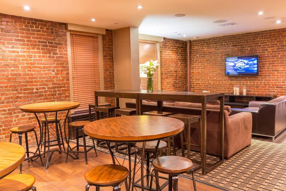 The Broadway Hotel and Hostel - photo 28