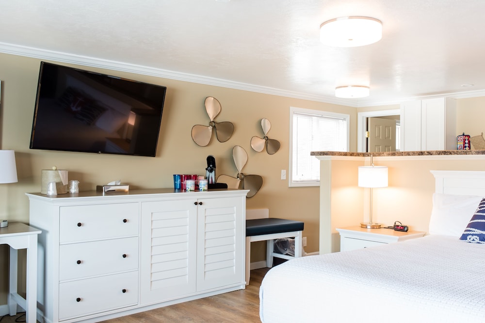 Capt. Thomson's Resort - photo 16