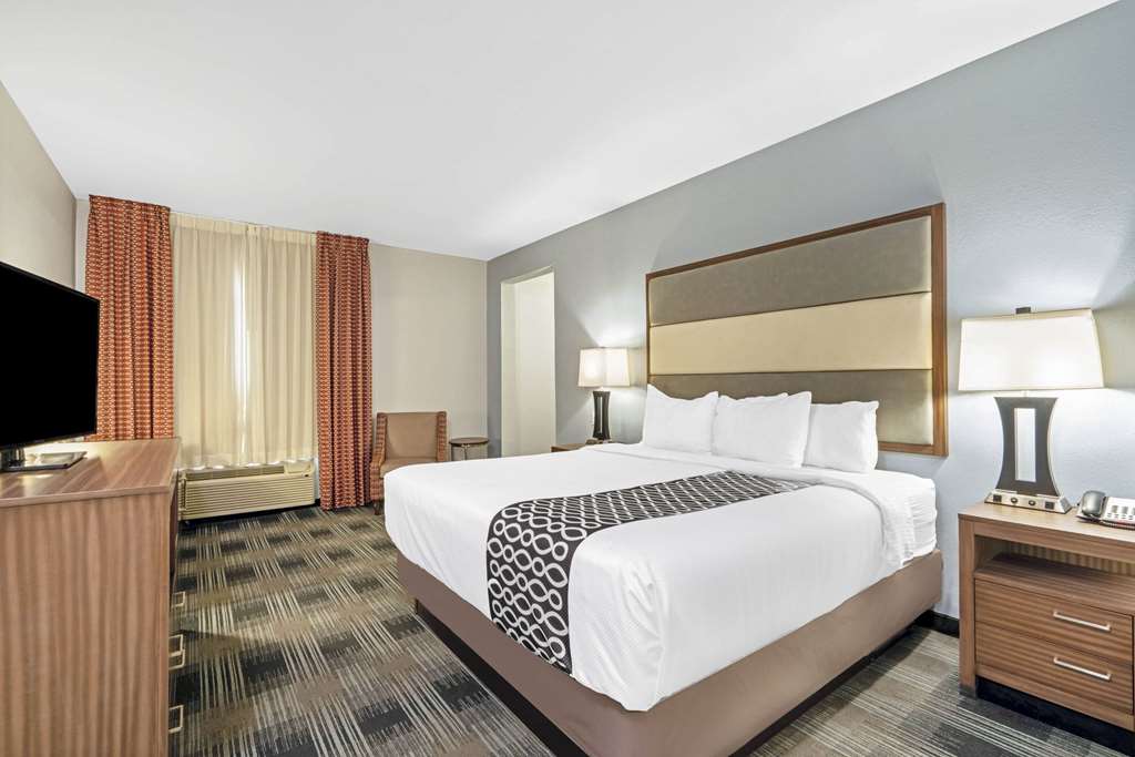 La Quinta Inn & Suites by Wyndham Guthrie - photo 31