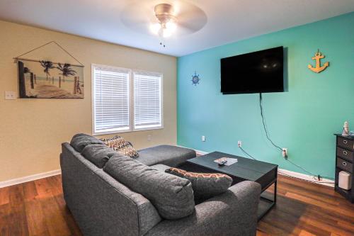 2 Mi to Stewart Beach Galveston Townhome in Galveston, United States