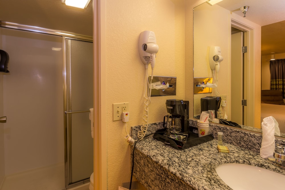 Super 8 by Wyndham Oklahoma Airport Fairgrounds West - photo 12