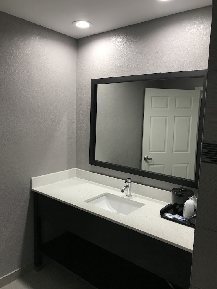 Rodeway Inn Calhoun South - photo 15