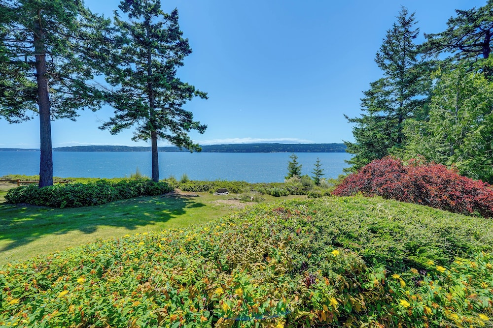 Cozy Langley Retreat: Water Views & Beach Access — hotel in Langley
