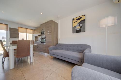 Charming Home with Jacuzzi in St Julians — 4-Star Luxury Hotel in San Giljan, Malta