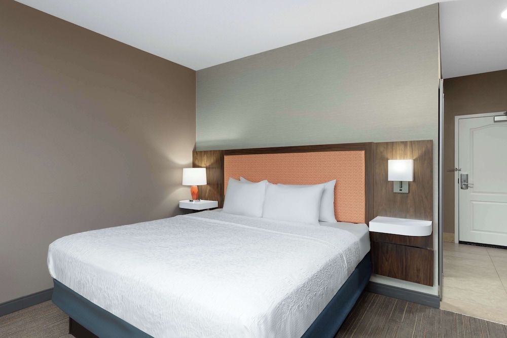 Hampton Inn & Suites Harrisburg North - photo 24