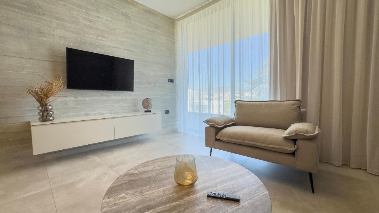 Malberry Park 202 Modern 2bedroom Apt with Shared Heated Pool Sauna Gym Jacuzzi