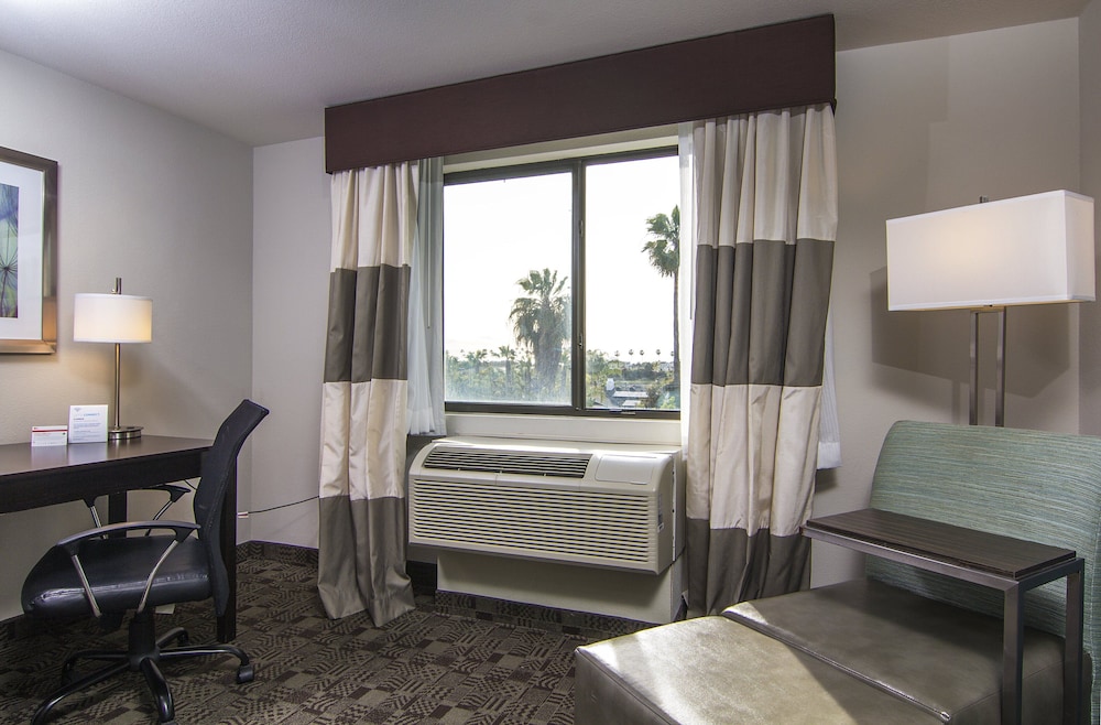 Holiday Inn Express Hotel & Suites Carlsbad Beach by IHG - photo 12