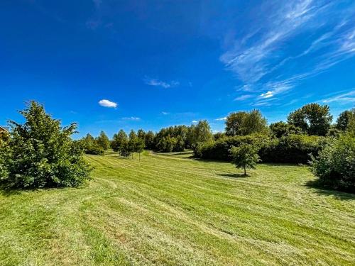 Stylish Apartment with Balcony Free Parking Fast Wifi and Smart TV with Sky and Netflix by Yoko Property — 4-Star Luxury Hotel in Milton Keynes, United Kingdom
