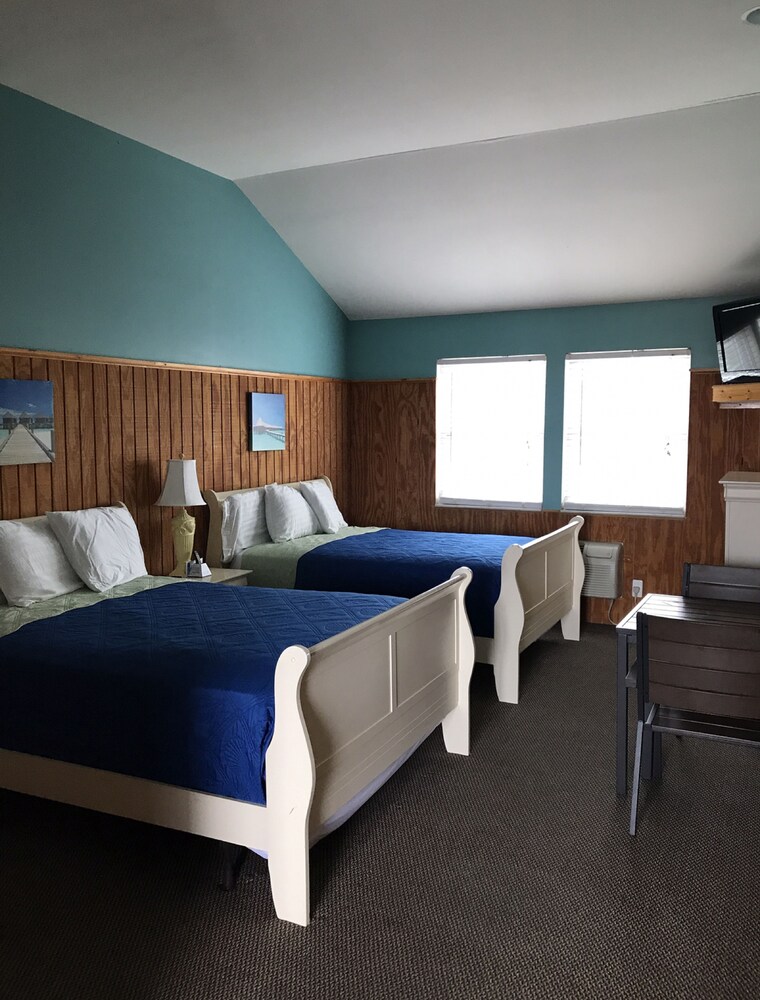 Pelican Point Motel - photo 11