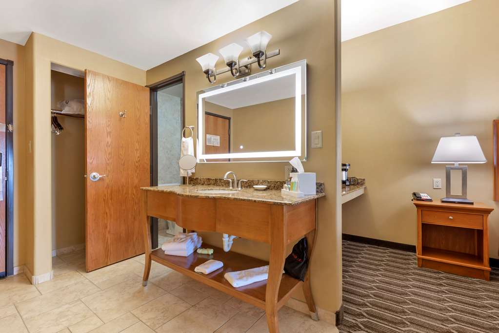 Best Western Plus Swiss Chalet Hotel & Suites - photo 14