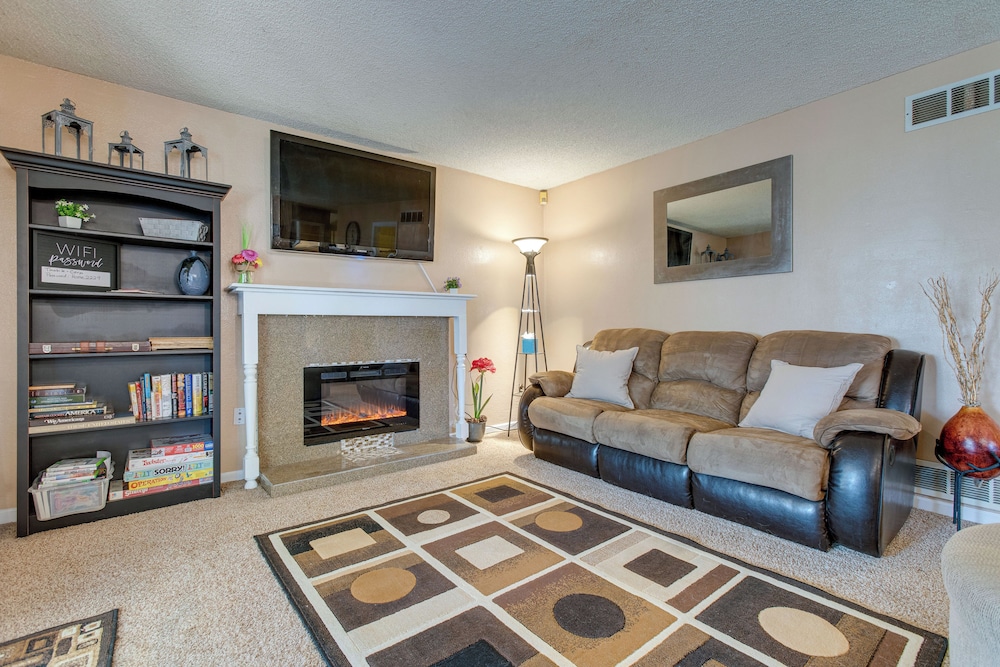 Spacious Aurora Retreat w Game Room Hot Tub