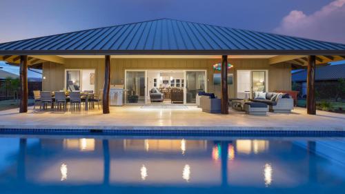 Pih Sparkling Waters Resort Pool Passes Pool Waterfall Spa Great For Families — 4-Star Luxury Hotel in Waikoloa, United States