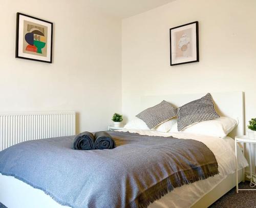 Beautiful Two Bedroom Cottage — 4-Star Luxury Hotel in Morriston, United Kingdom