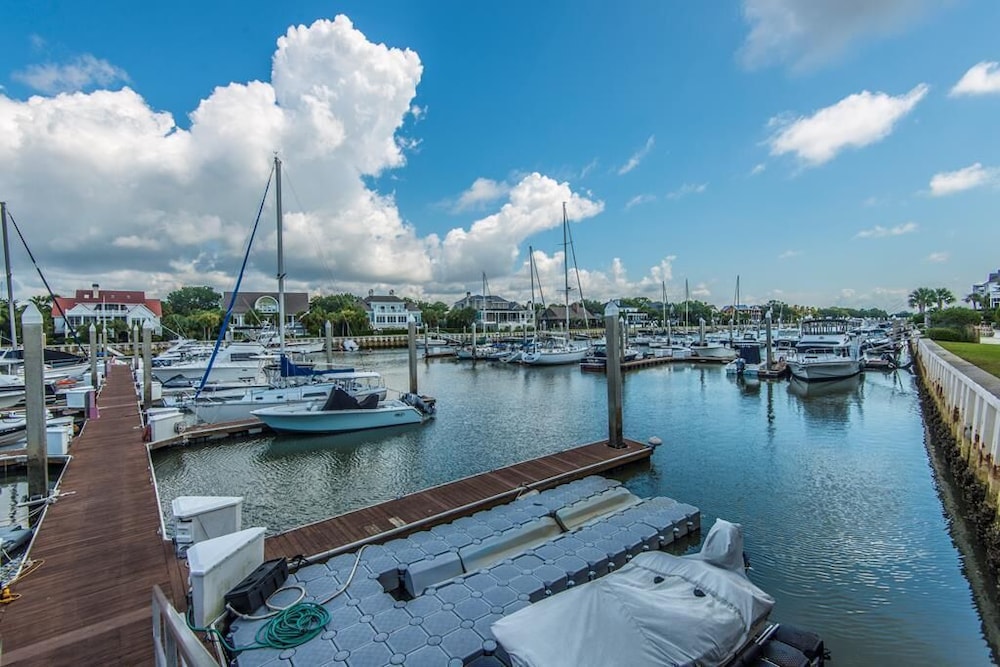 406 Yacht Harbor Court — 4-Star Luxury Hotel in Isle Of Palms, United States