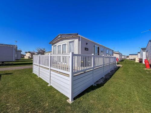 Lovely Caravan With Seaviews And Decking Near Pakefield Beach Ref 68040Cr in Lowestoft, United Kingdom