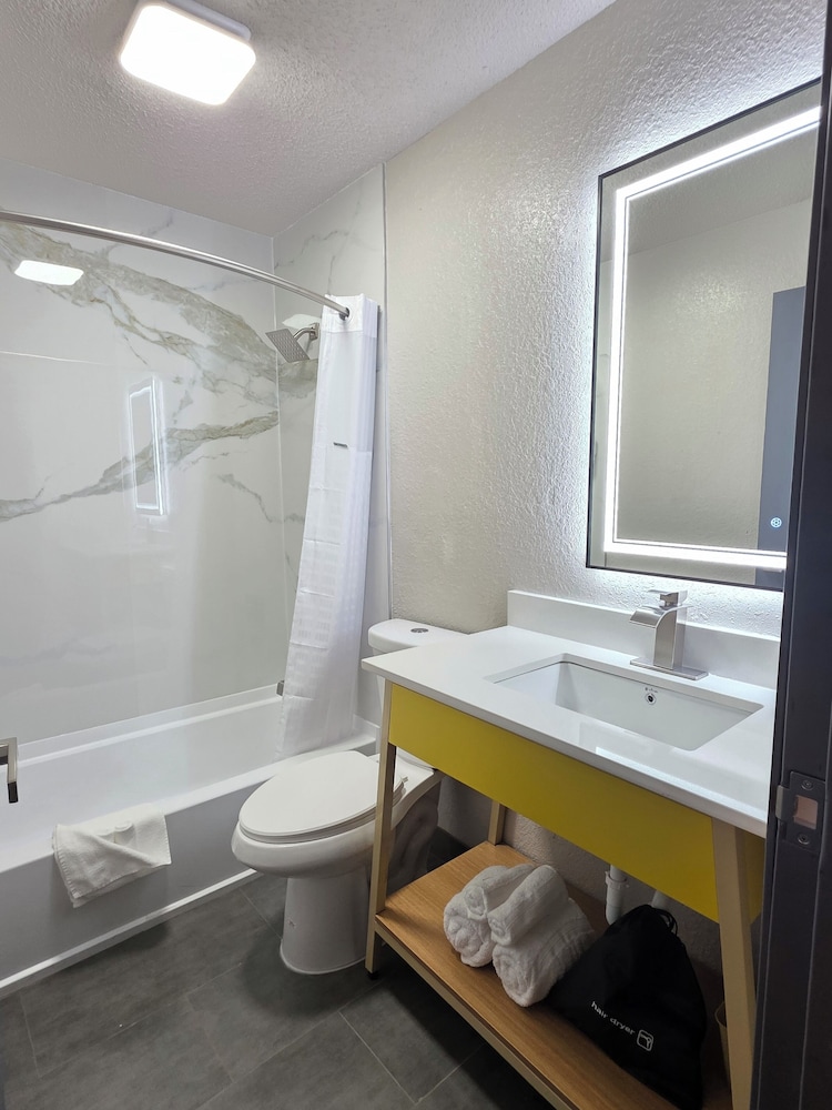 Rodeway Inn Waukegan Gurnee - photo 12