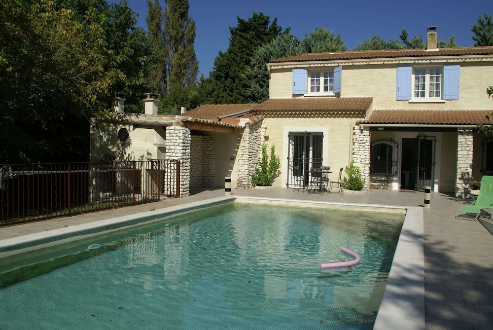 Holiday Home in Le Thor With Private Pool — 4-Star Luxury Hotel in Le Thor, France