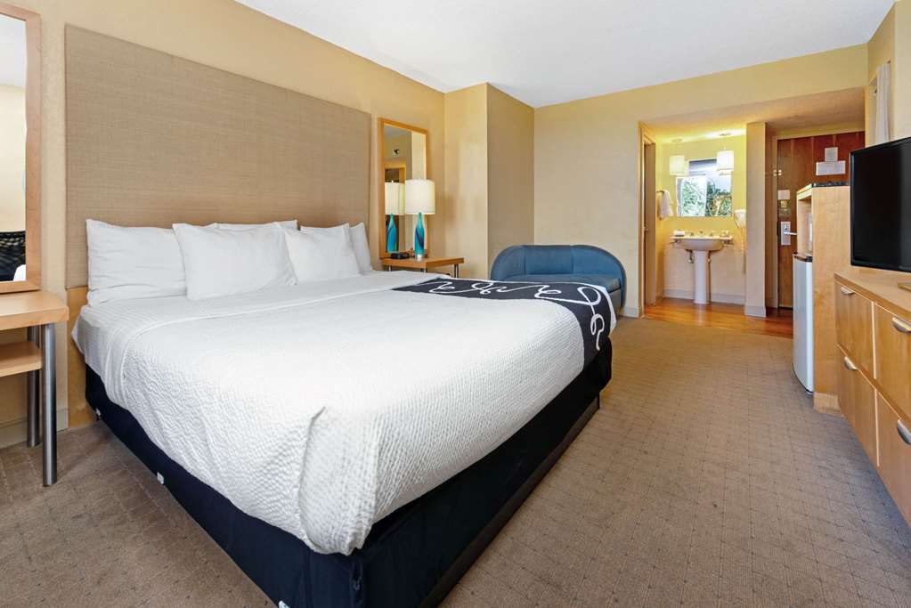 La Quinta Inn & Suites by Wyndham Coral Springs South - photo 28