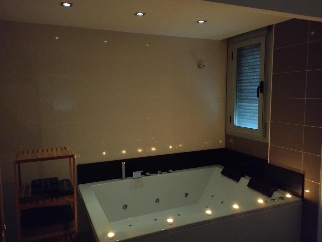 Atico Con Hidromasaje Terraza Y Piscina En Ebrehogar — hotel in Amposta