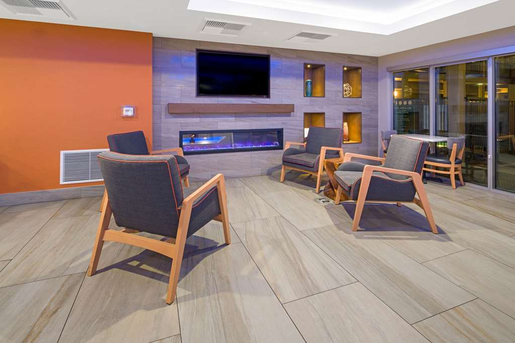 La Quinta Inn & Suites by Wyndham Orange County Airport - photo 8