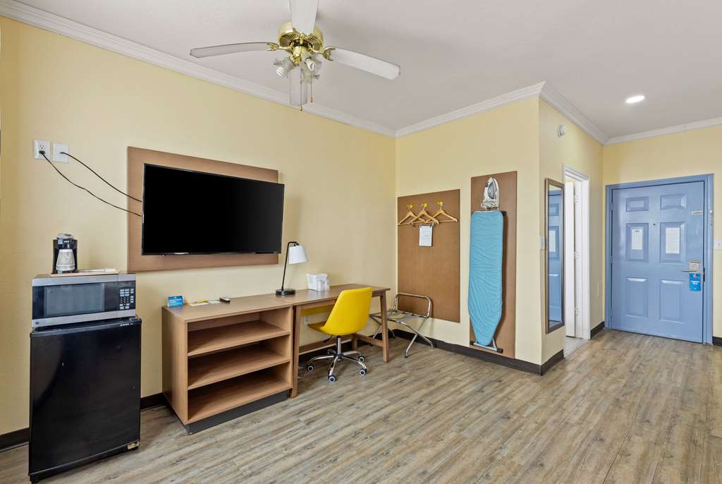 Days Inn & Suites by Wyndham Euless DFW Airport South - photo 44