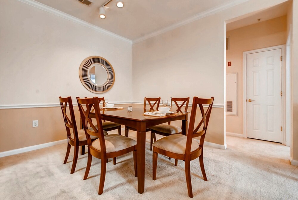 Global Luxury Suites at the Junction - photo 9