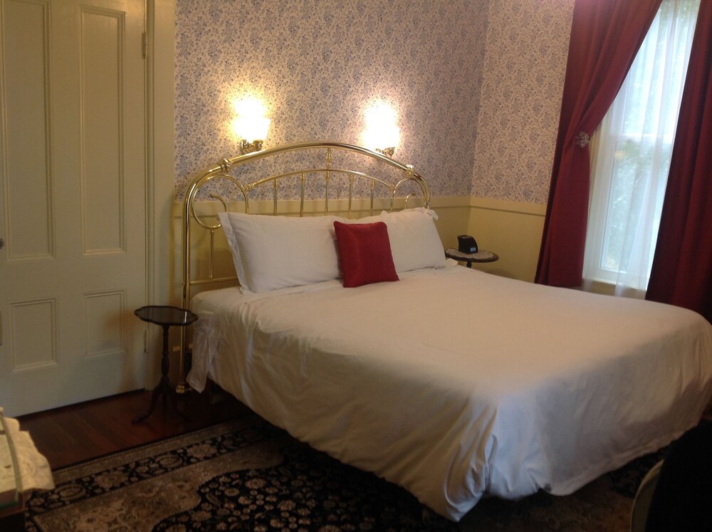 The Linden Tree Inn - photo 11